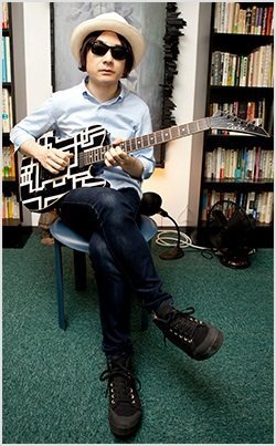 画像の小山田圭吾さんが履いている靴のブランド名 モデル名等ご存知の方がおら Yahoo 知恵袋