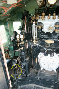 蒸気機関車運転室の運転席横に床から垂直に出ているパイプは何の為なのでしょう Yahoo 知恵袋