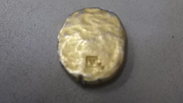 アクセサリーの一部分ですが、Vの刻印があるのですが材質は鉛でしょ