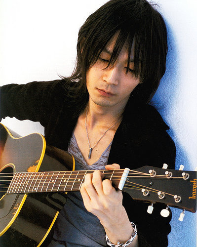 BUMPOFCHICKEN藤原基央さんが付けているネックレスはセルジュで合って 