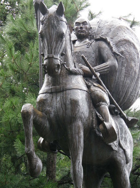 戦国時代の武士が馬に乗るときに背中に背負っている大きな袋 戦国時代の武士が馬に乗るときに背中に背負っている大きな袋
