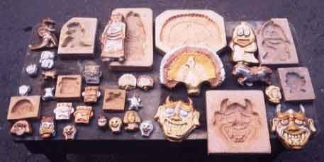 レレレのレ昔の縁日で、粘土で型を作り、色(粉)を付けた遊び憶えて