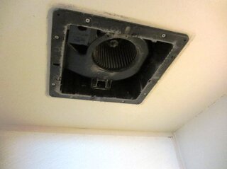 賃貸アパートのお風呂の換気扇の掃除方法 スイッチをonにする Yahoo 知恵袋