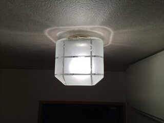 玄関の照明器具のガラス製のカバーの外し方がわかりません エコな電 Yahoo 知恵袋
