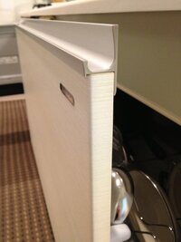 キッチンのタオル掛け 最近引っ越したのですが キッチンの収納扉が画像のような形な 教えて 住まいの先生 Yahoo 不動産