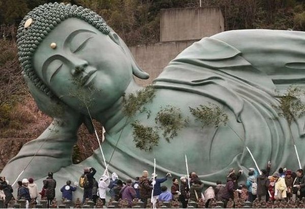 横になっている仏像 大仏は日本にも普通にあるのですか タイの寝釈 Yahoo 知恵袋
