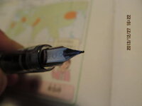 万年筆のペン先の スリット という部分からインクが染み出してく Yahoo 知恵袋