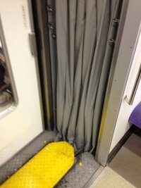 変な質問ですが 電車の連結部分 この画像の部分に誤って落ちた場合どうなるの Yahoo 知恵袋