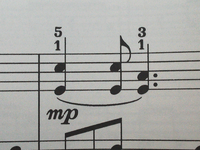ピアノ楽譜でこのような旋律があったのですが このとき ３つ目の音を弾くとき Yahoo 知恵袋