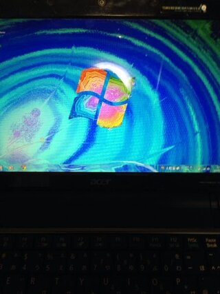 ノートパソコンの画面がおかしいです 久々につけたらこうなってました Yahoo 知恵袋