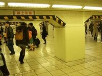 上野駅って何故天井が異常に低いところがいっぱいあるのでしょうか？ 