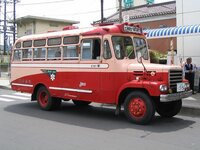 高速路線バスの安全性 高速路線バスを愛用しています。もちろんJRバスや大手私鉄系の
路線バスです。ツアーバス上がりの路線バス会社は信用してないです。

もちろんそうは言っても鉄道と違い、運転士が卒倒しても軌道内で
止まる鉄道と違い、バスは危ないです。真冬の橋の上でスリップする
こともあるでしょう。でもバスの整備や毎年複数回の健康診断や
診断書の提出、改善しない場合は内勤への配置転...