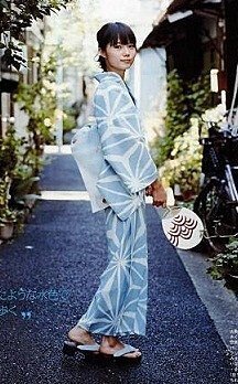 この宮崎あおいさんが着ている浴衣がどこのブランドのものかご存知の方がいまし Yahoo 知恵袋