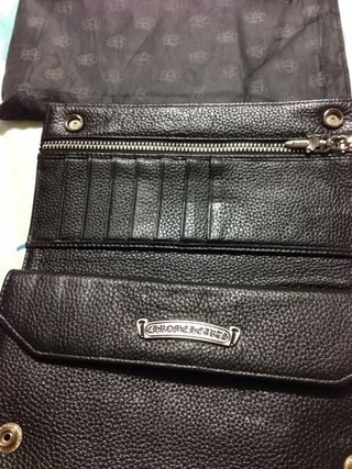 クロムハーツの財布買ったんですけど偽物か怖いです 本物とわかると Yahoo 知恵袋