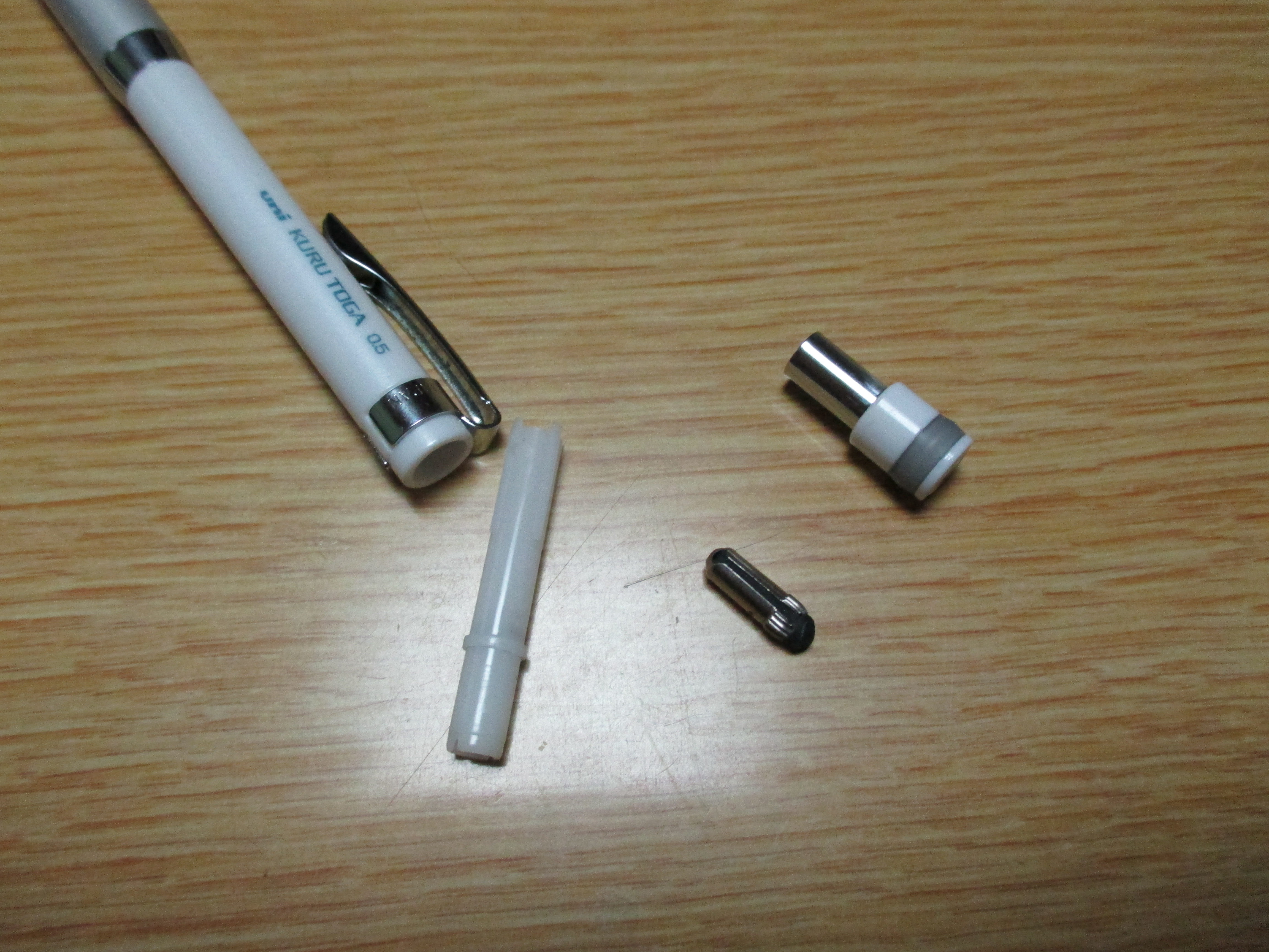 とても大切なシャーペンが壊されてしまいました。一応使えることは使