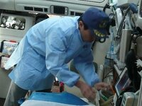 救急隊員が着ている青い服 大学の学園祭で 救急救命士 救急車に Yahoo 知恵袋