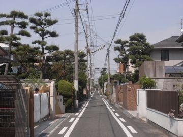 日本の住宅街って、家と家との距離が短すぎませんか？もう少し余裕が 
