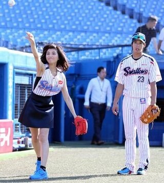 ヤクルトの試合で川口春奈さんが始球式に出た時のこのスニーカーの名前を教えて Yahoo 知恵袋