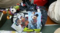 ディズニーのヲタバに自分で撮ったキャラの写真をケースに入れてぶら下げてるひ Yahoo 知恵袋