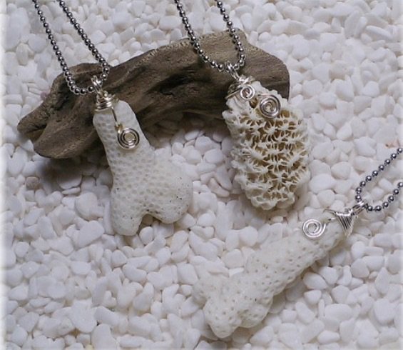 沖縄でサンゴと貝殻を拾いました 左上のサンゴのネックレスの作り方 Yahoo 知恵袋