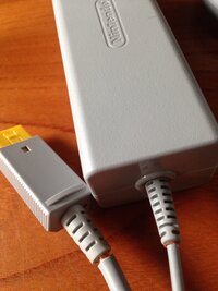 WiiU本体とゲームパッドの充電ケーブルのカバーが共に切れて銅線