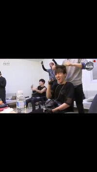 Btsが控え室でbigbangの曲を踊りまくってる動画がありますが 最初の Yahoo 知恵袋
