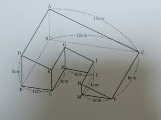 Yahoo!知恵袋図は底面ABCが直角三角形の三角柱ABCDEFから底面GHIJが台形である四角柱GHIJKLMNを切り取った立体です。GHとJIとKLとNMはすべて一定。