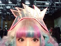 このようなキラキラの髪の毛はエクステとか 美容室でしかできないのでしょうか Yahoo 知恵袋