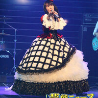 この水樹奈々さんが着ているドレスのスカートを見てどう思いますか 見て思った Yahoo 知恵袋