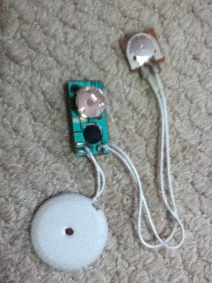 こんにちは100均に売っている電子オルゴールのついたバースデーカードを分解 Yahoo 知恵袋