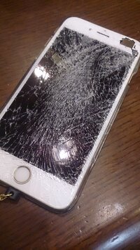 Iphone6を投げられて画面が割れ電源がつかなくなりました た Yahoo 知恵袋