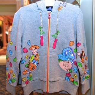 ディズニーランドでトイストーリーのパーカーはまだ売ってますか サ Yahoo 知恵袋