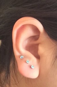 この位置のピアスってダサいですか 個人的には耳たぶ薄いん Yahoo 知恵袋