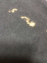 黒色の服に茶色?のようなシミ?がついていました…。漂白剤などは