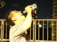 ペットボトルの飲み口をすっぽりくわえて飲む人と 飲み口に唇を Yahoo 知恵袋