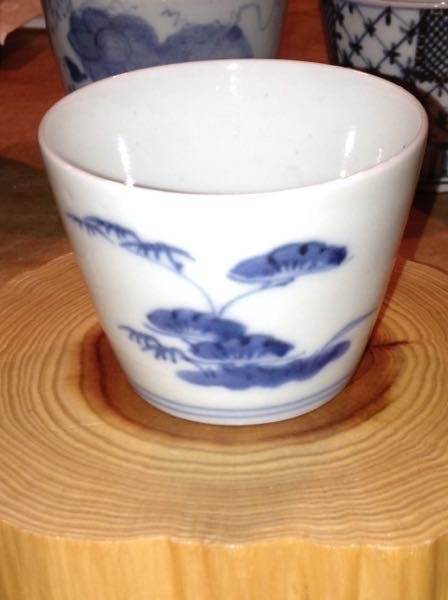先日、骨董市で手に入れた初期伊万里の蕎麦猪口らしいのですが、本物