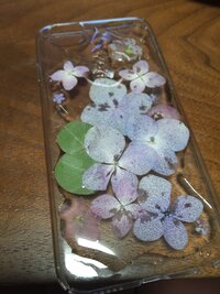 レジンで押し花を硬化させる時なのですが お花が透けて汚くなってしまいます Yahoo 知恵袋