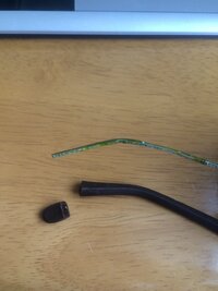眼鏡についた緑の液体についてです 僕の眼鏡は 耳にかかる所にゴムの Yahoo 知恵袋