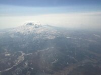 羽田空港から秋田空港に行く途中に見えたこの山は何でしょうか もう少し Yahoo 知恵袋