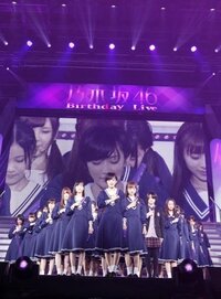 乃木坂46のバースデーライブのジャケットに写っている 一人衣装が違う女の子 Yahoo 知恵袋