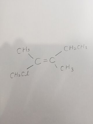 Yahoo!知恵袋有機化学 E、Z体についての質問です。
優先順位をつけてE、Z体に区別するみたいですが、やり方が全く分かりません...
どなたか詳しく解説していただけるとありがたいです。