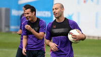 バルセロナの選手の練習時につけているナイキの胸のやつはなんという名前ですか Yahoo 知恵袋