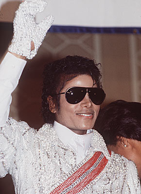 マイケルジャクソンの白い手袋についての質問です マイケルは1985年 Yahoo 知恵袋