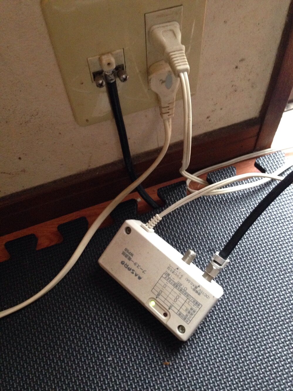 テレビアンテナの配線(ブースター)について質問です。二部屋に テレビアンテナの配線(ブースター)について質問です。二部屋に