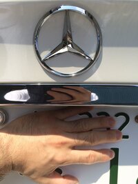 メルセデスベンツw219cls550のトランクのエンブレム下のメ Yahoo 知恵袋