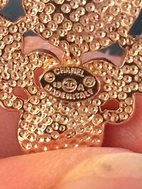 シャネルのピアスの刻印についての質問です先日いただいたピアス シャネルのピアスの刻印についての質問です先日いただいたピアス