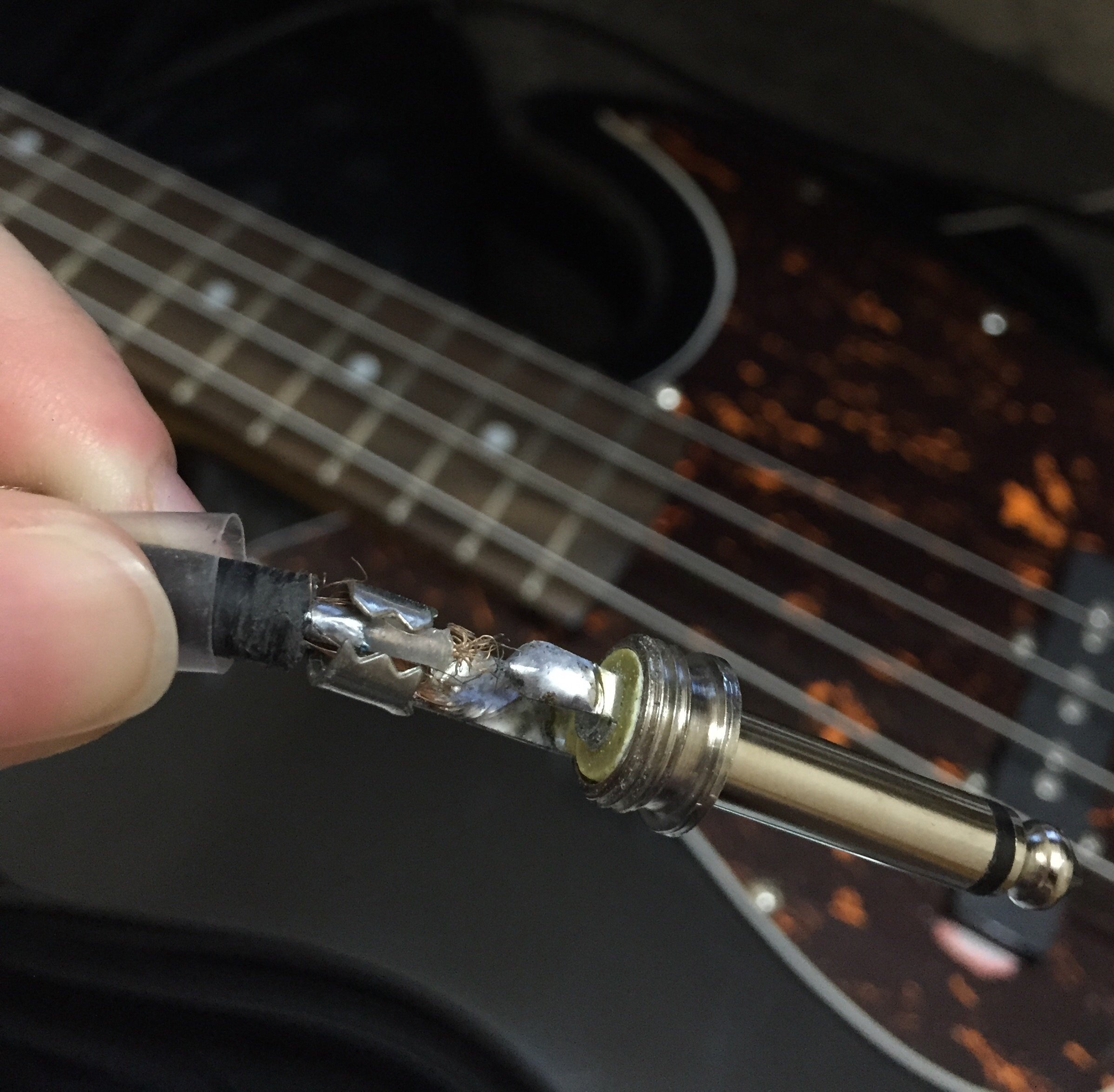 ベースギターのシールドが壊れてしまったみたいです。さっきアンプに 