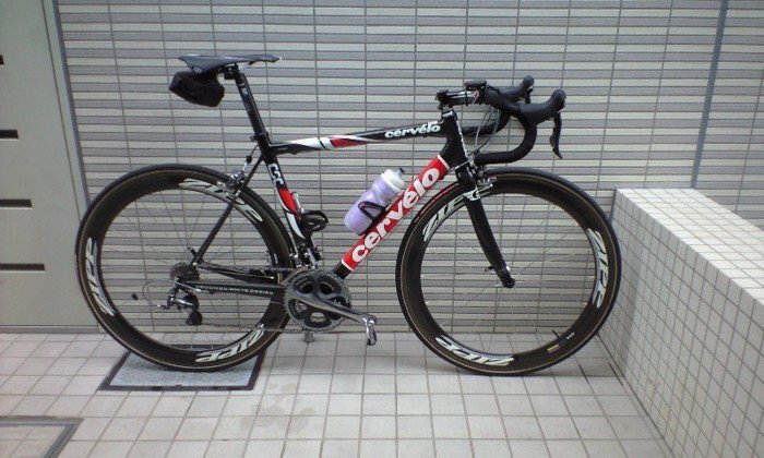 自転車で背後から近づき 自転車ごと衝突してaを転倒させた上