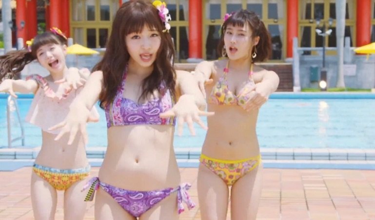 NMB48メンバードリアン少年この紫色の水着を着た子の名前を教え... - Yahoo!知恵袋