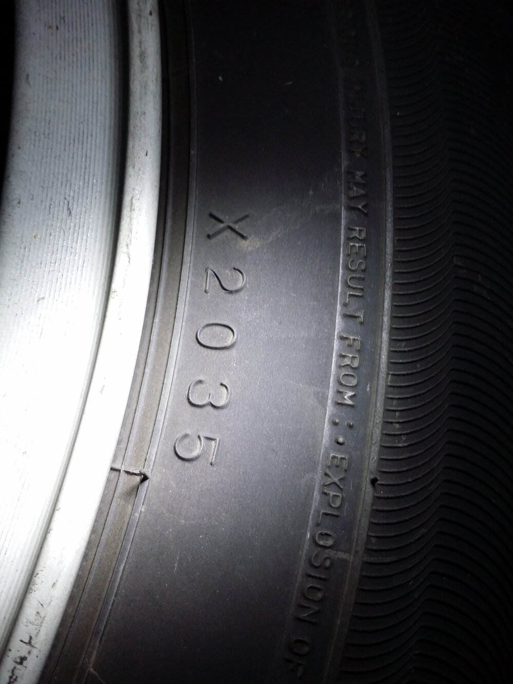 タイヤの製造年について。ダンロップなのですが、『X2035』と４桁の 